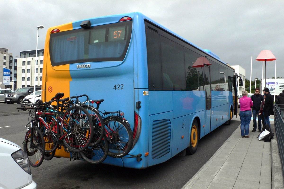 Strætó leið 57 í Borgarnesi. Hjólagrindin er fullnýtt með fjögur hjól. - Fjölskylduferð á Norðurlandi