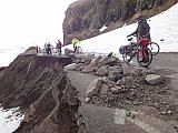 2014 - N&aelig;rri &aacute;ratugur er li&eth;inn fr&aacute; &thorn;v&iacute; &thorn;essi mynd var tekin. N&uacute; er skar&eth;i&eth; or&eth;i&eth; mun st&aelig;rra. &THORN;a&eth; ver&eth;ur sorglegt &thorn;egar &thorn;a&eth; ver&eth;ur komi&eth; alveg upp &iacute; klett og lei&eth;in lokast. &Oacute;shl&iacute;&eth;in er heimsklassa hj&oacute;lalei&eth;. Lj&oacute;smynd: R&ouml;gnvaldur &THORN;&oacute;r &Oacute;skarsson. - Hj&oacute;la&eth; &iacute; Fer&eth;af&eacute;lagi &Iacute;sfir&eth;inga