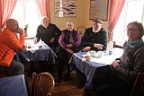2018 - &Iacute; kaffi &aacute; Kirkjub&oacute;li &iacute; Korpudal. 
H&uacute;sr&aacute;&eth;endurnir P&aacute;ll og Halla sitja undir hv&ouml;lunum. - Hj&oacute;la&eth; &iacute; Fer&eth;af&eacute;lagi &Iacute;sfir&eth;inga