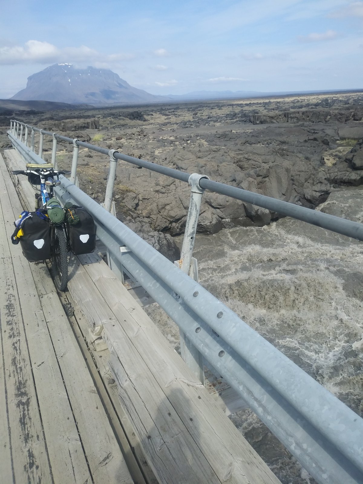 Brúin yfir Jökulsá á Fjöllum og Herðubreið framundan - Suður sanda