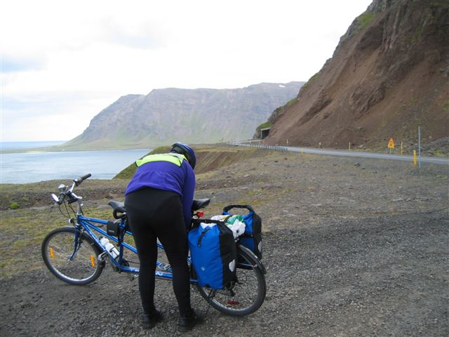 Ljósin kveikt áður en haldið er inn í Strákagöng