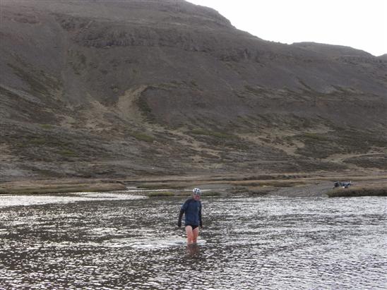 Höfundur á leið yfir Langá til að sækja frúarhjólið Höfundur á leið yfir Langá til að sækja frúarhjólið