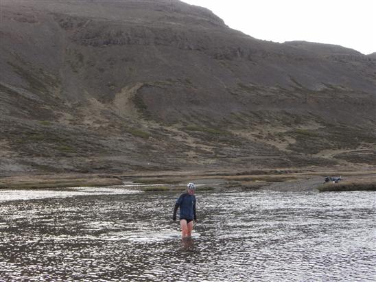 Höfundur á leið yfir Langá til að sækja frúarhjólið