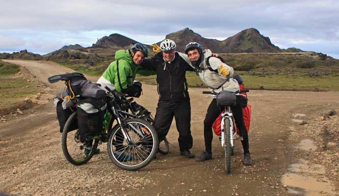 Ómar Smári ásamt ferðamönnum frá Frakklandi og Póllandi. Fjallaþyrpingin að baki heitir Norðurnámur.