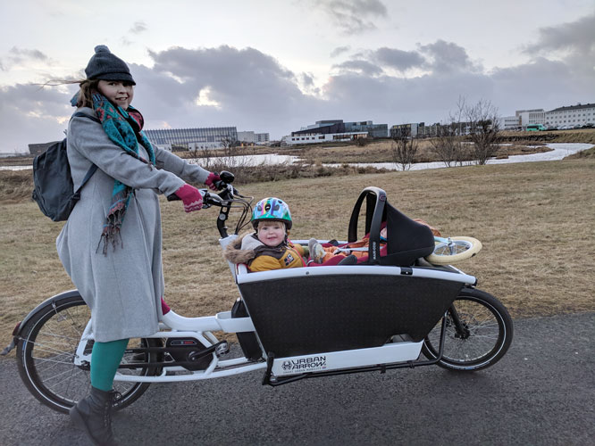 Í Vatnsmýrinni. Takið eftir hjóli stelpunnar, sem komst fyrir ofan í kassanum, eins konar svar samgönguhjólreiðanna við húsbílunum sem rúmað geta lítinn bíl inní sér.