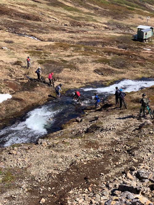 Eina vaðið, sem því nefni má kalla, í brautakerfinu í Skutulsfirði er þetta hér á Tunguá. Það er í brautinni sem kallast Tungan. Ljósmynd: Anna María Daníelsdóttir.