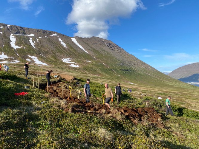 Hér er verið að búa til beygjur í Ungdúró-brautina. Ljósmynd: Helga Björt Möller.