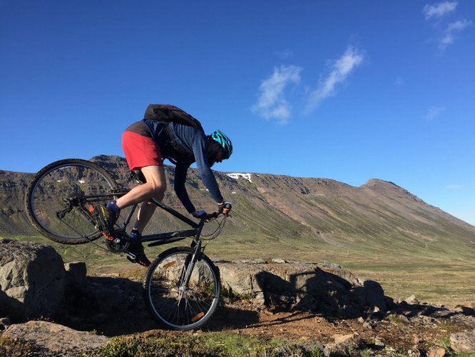 Prufuferð í Bununni. Í henni sannaðist að það er frekar maðurinn en reiðhjólið sem gerir gæfumuninn í fjallabruni. Hér fer fjallagarpurinn Kévin Dubois á kostum. Ljósmynd: Helga Björt Möller.