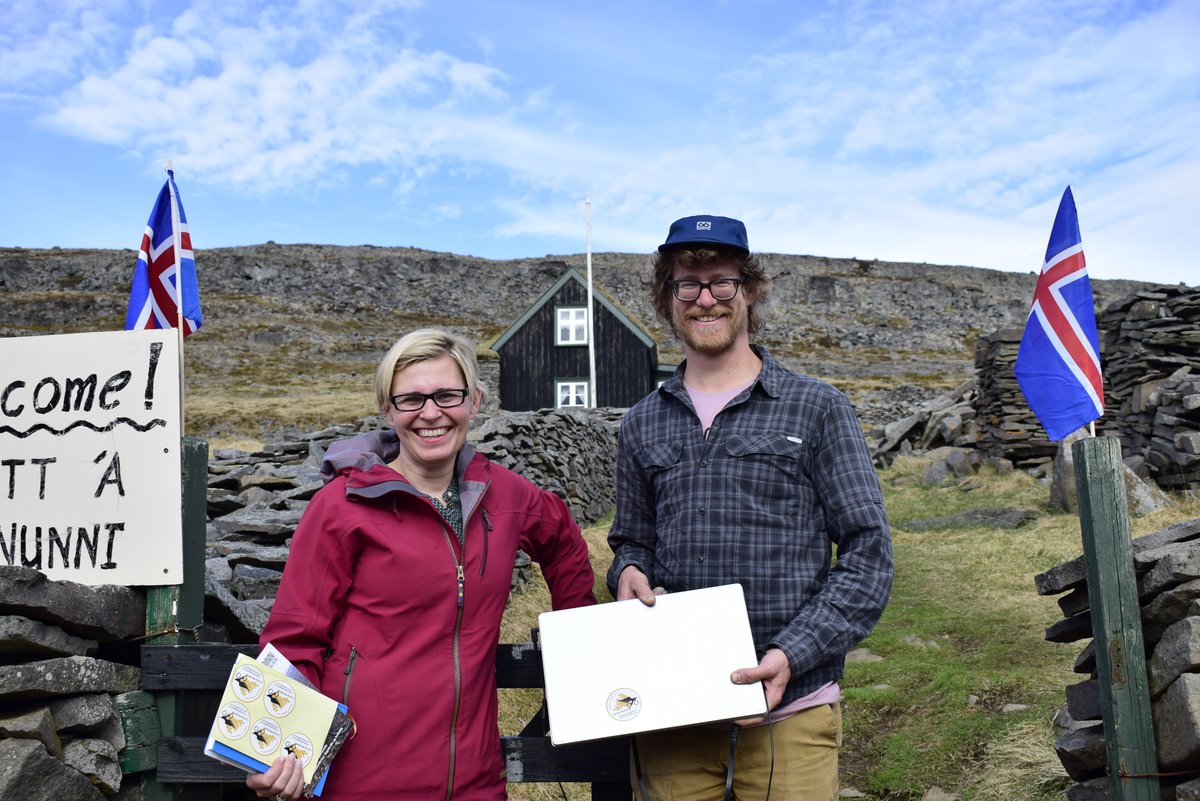 Tyler ásamt Halldóru Björk Norðdahl, forsprakka Cycling Westfjords. Hér eru þau stödd hjá Litlabæ í Skötufirði á fyrsta degi mikillar Vestfjarða- og Dalareisu þar sem verkefnið var kynnt fyrir ferðaþjónum. Þau fengu eintak af Hjólhestinum með grein um Cycling Westfjords